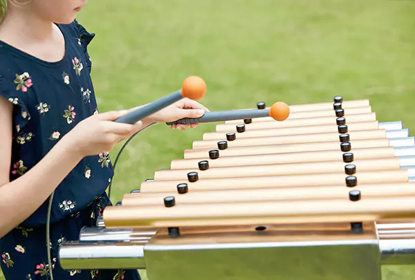 Quel équipement de terrain de jeu extérieur convient au placement à la maternelle?