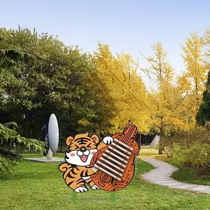 Quels matériaux sont utilisés dans les instruments de percussion en forme d'animaux en plein air?